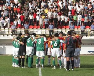 Футболисты "Анжи" и "Алании" скорбят по жертвам конфликта в Южной Осетии. Источник: http://nv-daily.livejournal.com