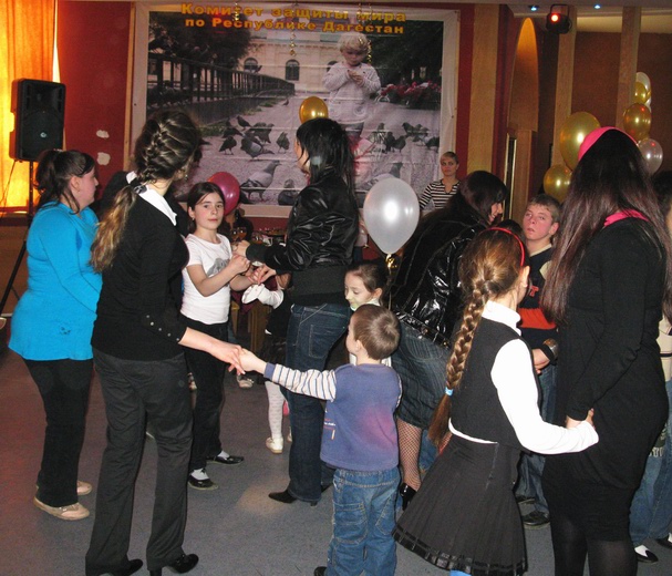 Дети танцуют на благотворительном вечере, посвященном проблеме аутизма. Махачкала, 18 апреля 2009 года. Фото корреспондента "Кавказского узла".