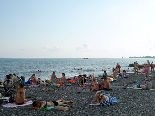 Пляж в центре Сухума. Фото "Кавказского Узла"