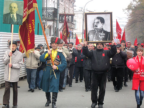 Колонна коммунистов на проспекте Мира. Владикавказ, 7 ноября 2009 года. Фото "Кавказского Узла"