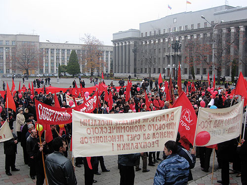 Митинг коммунистов возле кинотеатра "Октябрь". Владикавказ, 7 ноября 2009 года. Фото "Кавказского Узла"