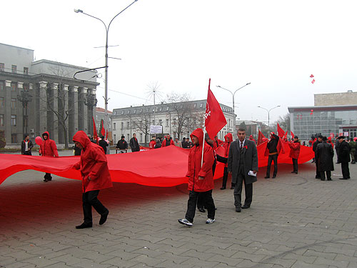  Молодые активисты компартии с красным полотнищем. Владикавказ, 7 ноября 2009 года. Фото "Кавказского Узла"