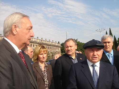 Юрий Лужков в Сухуме. 13 ноября 2009 года. Фото "Кавказского Узла"
