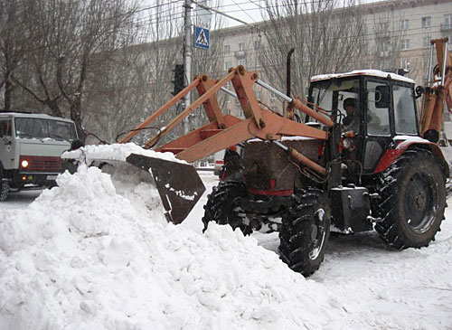 Дорожные службы Волгограда работают в круглосуточном режиме. 18 декабря 2009 года. Фото "Кавказского Узла"