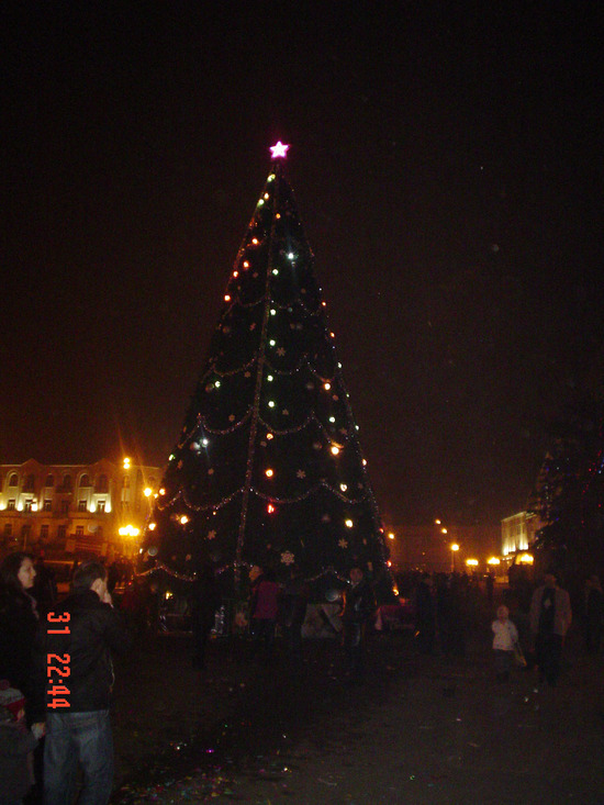 Новогодняя Ёлка на главной площади Степанакерта.