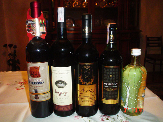 Вот бы и людям так ужиться!:))) Делаю перекличку слева на право: армянское вино "ARENI SEMISWEET", грузинское вино "SAPERAVI", азербайджанское вино "NAZLI", карабахское вино "HAGHTANAK" и карабахская тутовка с огурцом внутри. Все они мирно и дружно ужились за столом!:))