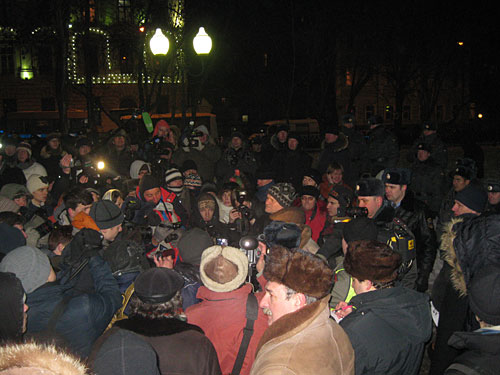 Участники пикета после сообщения правозащитника Льва Пономарева о предложении милиции отпустить 18 задержанных человек, в случае если пикетирующие покинут площадь и разойдутся (около 21:20). Москва, Чистопрудный бульвар, 19 января 2010 года.