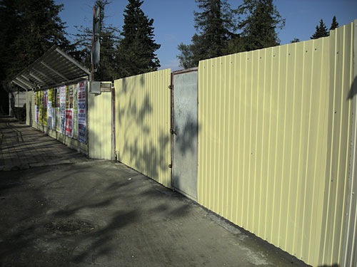 Временное место для торговли по периметру огорожено забором. Фото "Кавказского Узла"