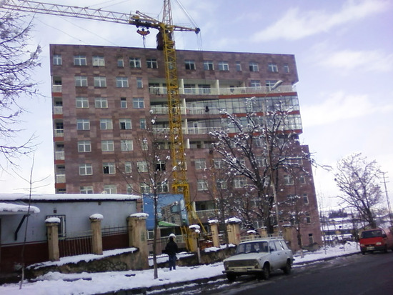 На территории разрушенного Карабахского шёлкового комбината строится высотный элитный жилой дом