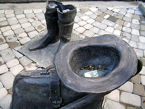 Пятигорск, разрушенный памятник Кисе Воробьянинову. Осень 2008 года. Фото "Кавказского Узла"