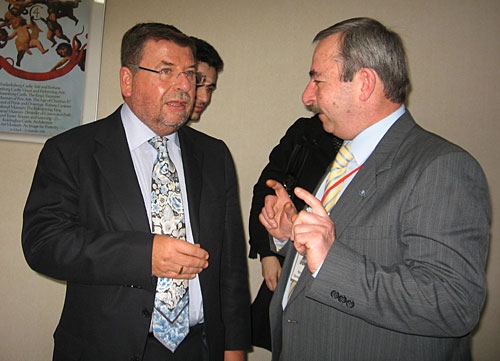 Жан-Луи Лоран (слева) и Марат Бараташвили (Союз грузинских репатриантов). Тбилиси, 4 марта 2010 года. Фото "Кавказского Узла"