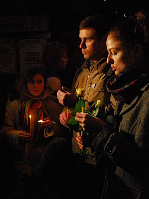 Акция памяти жертв теракта в московском метро 29 марта 2010 года. Москва, Лубянская площадь, 29 марта 2010 года. Фото "Кавказского Узла"