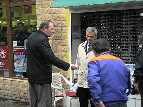 Руководил работами по демонтажу Олег Ясюк (слева), заместитель главы г.Сочи. 11 апреля 2010 года. Фото "Кавказского Узла"