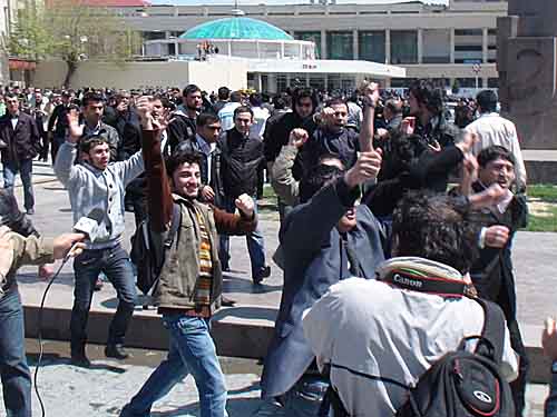 Разгон акции памяти погибших в перестрелке в нефтяной академии. Баку, 30 апреля 2010 года. Турхан Каримов для "Кавказского Узла"
