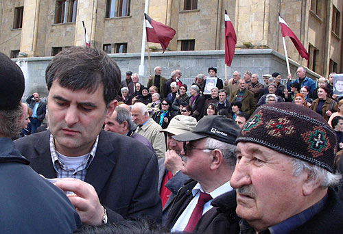 Сопредседатель Альянса "За Грузию", бывший Омбудсмен Грузии Созар Субари (слева) перед зданием Парламента на Митинге оппозиционных партий в поддержку политических заключенных. Тбилиси, 30 апреля 2010 года. Фото "Кавказского Узла"