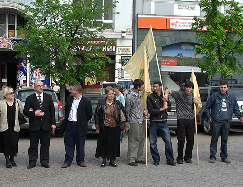 "Живая цепь" перед зданием "Банка Грузии" на площади Свободы. Тбилиси, 30 апреля 2010 года. Фото "Кавказского Узла"