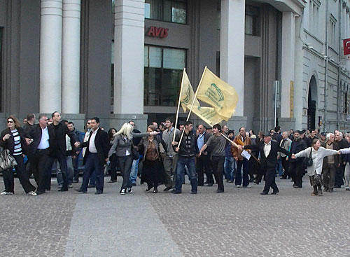 Лидер Консервативной партии Звиад Дзидзигури (крайний слева) руководит колонной демонстратов, чтобы выстроить "живую цепь" по периметру площади Свободы. Тбилиси, 30 апреля 2010 года. Фото "Кавказского Узла"