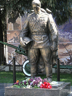 Основное место в мемориале отведено точной копии памятника "Бронзовый солдат". Красная Поляна, 2 мая 2010 года. Фото "Кавказского Узла"