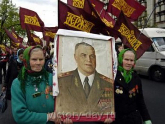 Взрослое поколение помнят маршала Жукова.