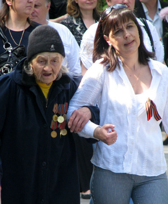 Бабушка уже не может одна выйти на парад Победы, как в былые времена.