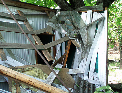 Разрушенное взрывом строение во дворе домовладения Досхоевой. Карабулак, 25 июня 2010 года. Фото "Кавказского Узла"