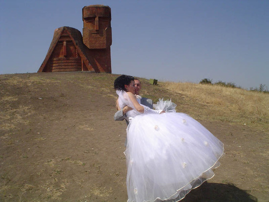 Такой груз не может быть тяжёлым. Карабахская свадьба.JPG