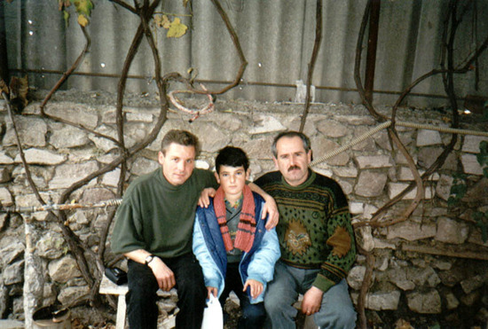 Бывший заложник Робик Унанян (в середине). 1994г.