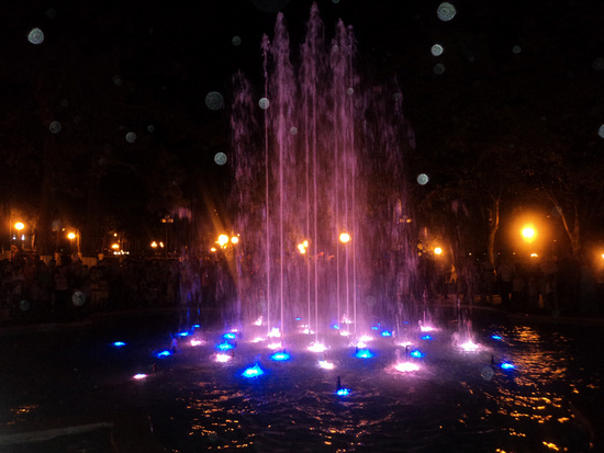 "Поющие" фонтаны ночью.