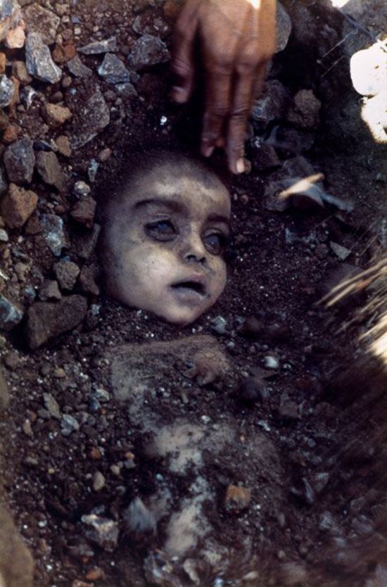 Ребенок, погибший из-за  утечки ядовитого газа при аварии на химическом заводе Союз Карбид. Декабрь 1984 года. Бопал, Индия.