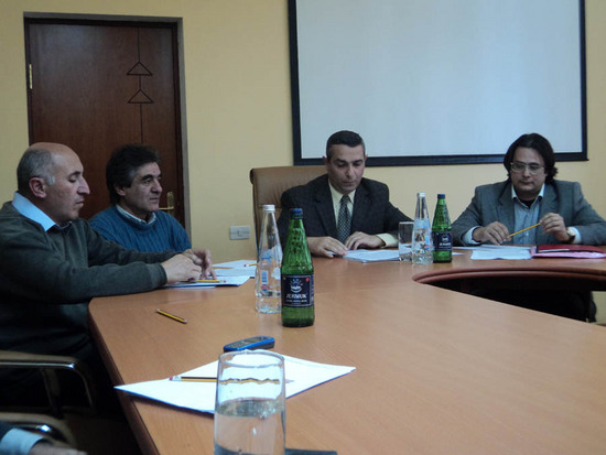 Открывает дискуссию председатель Общественного совета по внешней политике и безопасности НКР Масис Маилян (второй справа).