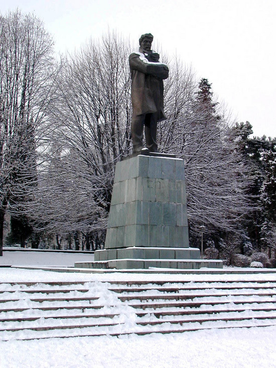 Памятник Степану Шаумяну. г.Степанакерт.