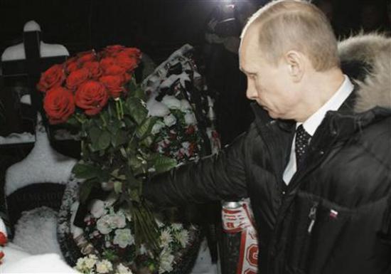 Владимир Путин возложил цветы на могилу Егора Свиридова.