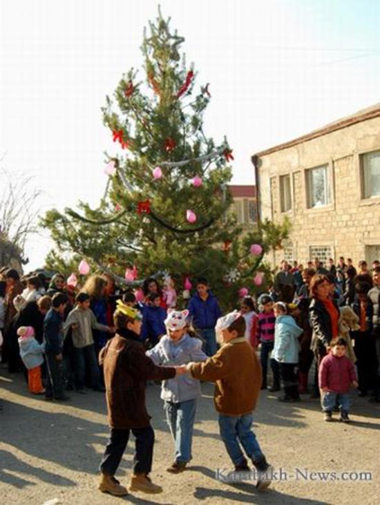  Районная администрация  организовала мероприятие по случаю новогодних праздников.