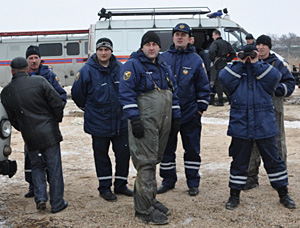 Участники оперативного штаба по поиску пропавших детей, 16 января 2011 года. Фото пресс-службы Департамента по предупреждению и ликвидации ЧС по Ростовской области 