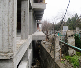 Строительство жилого дома возле городского кладбища в Махачкале. 24 Февраля 2011 г. Фото: "Кавказский узел".