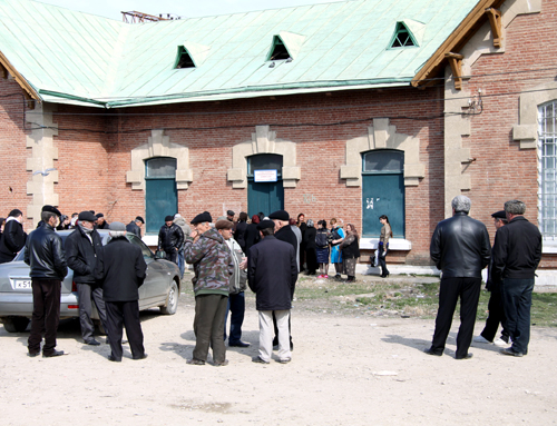 Избирательный участок в здании железнодорожного вокзала в селе Новокаякент, жители ждут своей очереди для голосования. Дагестан, Каякентский район, 13 марта 2011 г. Фото "Кавказского узла".