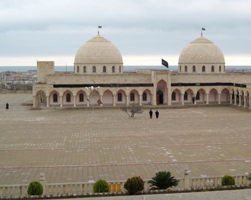 Азербайджан, поселок Нардаран: Нардаранский пир (святилище), здания для исполнения религиозных обрядов. 2 января 2011 г. Фото "Кавказского узла" 
