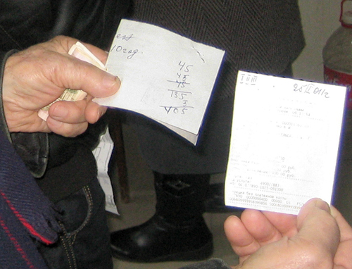 Пенсионер показывает квитанцию из терминала, на которой стерлись данные. Махачкала, 23 марта 2011 г. Фото "Кавказского узла"