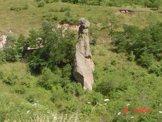 Как этот камень держится на острие этой скалы - не понятно... На выезде из Гориса. Армения - 2.