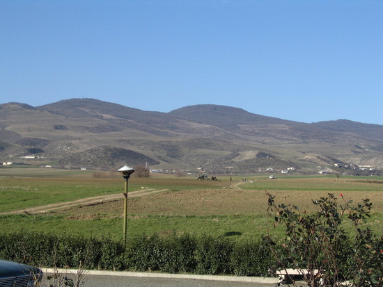 Обрабатывают поля. Аскеранский район. Нагорный Карабах.