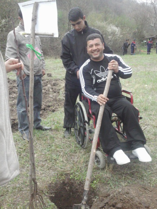 Инвалид войны Давид Акопян сажает дерево.