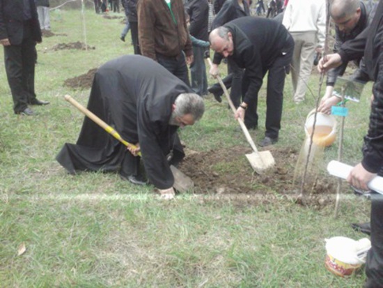 Предводитель Арцахской епархии Армянской Апостольской церкви, архиепископ Паргев Мартиросян и президент НКР Бако Саакян за посадклй деревьев.