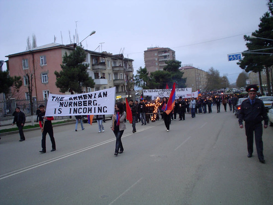 Факельное шествие проходит по пр.Азатамартикнери.