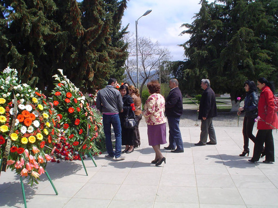 Общественность Степанакерта отдают дань памяти жертв Геноцида 1915 года.