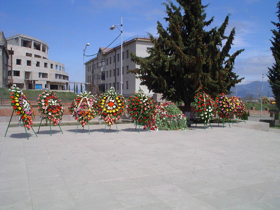 Венки и цветы у памятника жертвам Геноцида...