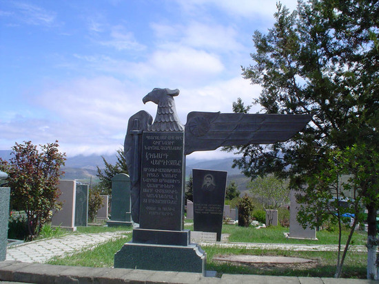 Здесь же, на "Братской могиле" похоронены солдаты и офицеры, погибшие в Карабахской войне...