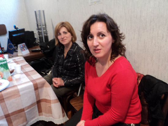 Слева на право: Лианна, участница проекта из Шуши и Ани, журналист.