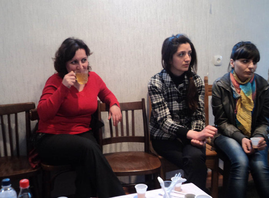 Кофе-брейк... Ани, Гаяне и Ануш, представитель аппарата омбудсмена Нагорного Карабаха.