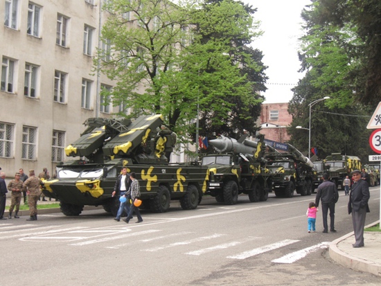 Демонстрация части военной техники к дню Победы.