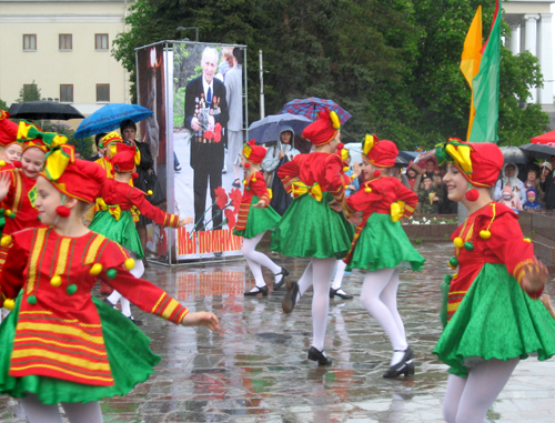  Воспитанники образцовой танцевальной студии "Вдохновение" выступали под проливным дождем. Волгоград, 9 мая 2011 г. Фото "Кавказского узла"